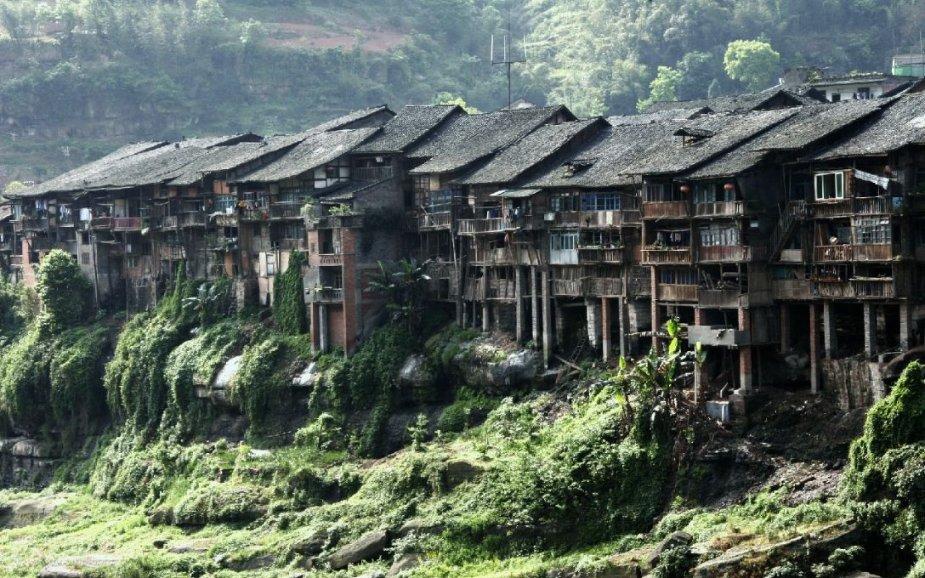 云南镇雄县山体滑坡救援进行中 调用100余顶帐篷400床棉被等物资